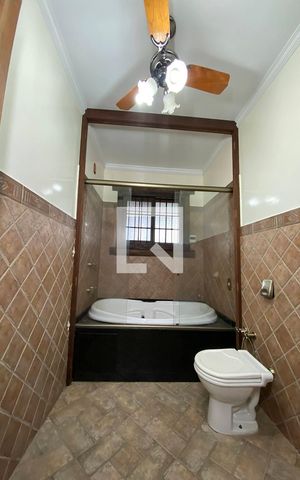 Casa à venda com 430m², 5 quartos e 5 vagasBanheiro da Suíte 