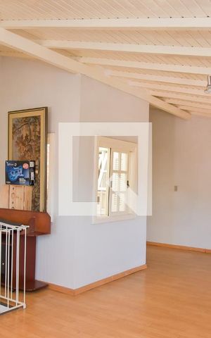 Casa à venda com 350m², 5 quartos e 4 vagas Casa à venda com 350m², 5 quartos e 4 vagasSótão