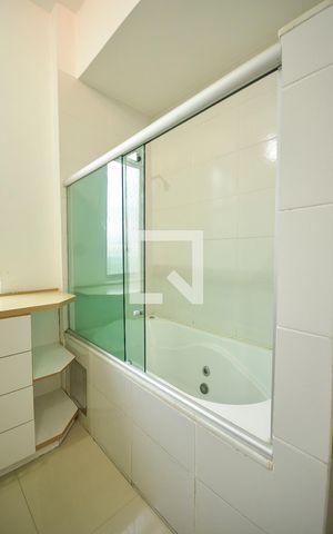 Apartamento para alugar com 110m², 2 quartos e sem vagaCloset com banheiro