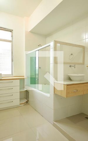 Apartamento para alugar com 110m², 2 quartos e sem vagaCloset com banheiro