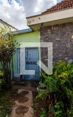 Casa à venda com 170m², 4 quartos e 2 vagas Casa à venda com 170m², 4 quartos e 2 vagasFachada