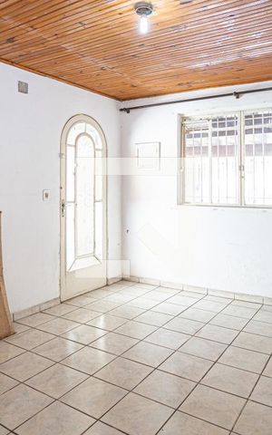 Casa à venda com 250m², 4 quartos e 2 vagas Casa à venda com 250m², 4 quartos e 2 vagasSala