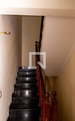 Casa à venda com 600m², 5 quartos e 4 vagasEscada