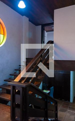 Casa à venda com 2700m², 6 quartos e 2 vagasEscadas
