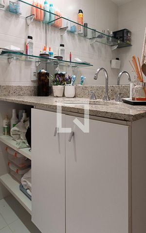 Apartamento à venda com 75m², 2 quartos e 1 vaga Apartamento à venda com 75m², 2 quartos e 1 vagaBanheiro