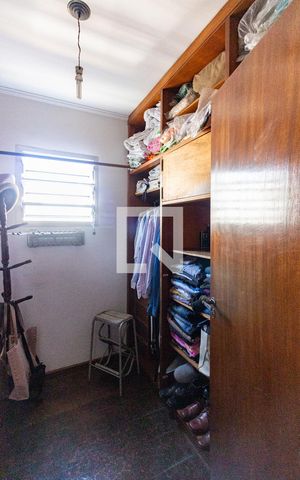Casa à venda com 460m², 4 quartos e 5 vagas Casa à venda com 460m², 4 quartos e 5 vagasCloset da Suíte 2