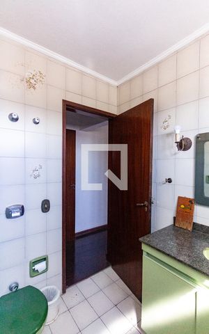 Casa à venda com 460m², 4 quartos e 5 vagas Casa à venda com 460m², 4 quartos e 5 vagasBanheiro da Suíte 1