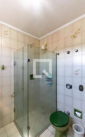 Casa à venda com 460m², 4 quartos e 5 vagas Casa à venda com 460m², 4 quartos e 5 vagasBanheiro da Suíte 1