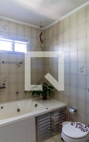 Casa à venda com 460m², 4 quartos e 5 vagas Casa à venda com 460m², 4 quartos e 5 vagasBanheiro da Suíte 2