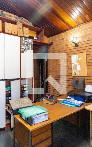Casa à venda com 460m², 4 quartos e 5 vagas Casa à venda com 460m², 4 quartos e 5 vagasEscritório