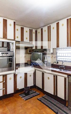 Casa à venda com 460m², 4 quartos e 5 vagas Casa à venda com 460m², 4 quartos e 5 vagasCozinha