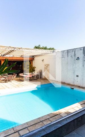 Casa à venda com 460m², 4 quartos e 5 vagas Casa à venda com 460m², 4 quartos e 5 vagasPiscina