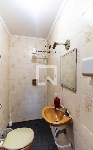 Casa à venda com 460m², 4 quartos e 5 vagas Casa à venda com 460m², 4 quartos e 5 vagasBanheiro de Serviço