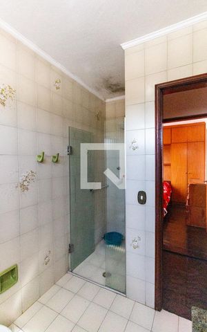 Casa à venda com 460m², 4 quartos e 5 vagas Casa à venda com 460m², 4 quartos e 5 vagasBanheiro da Suíte 4