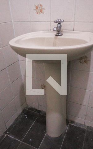 Casa de condomínio para alugar com 36m², 1 quarto e 1 vaga Casa de condomínio para alugar com 36m², 1 quarto e 1 vagaBanheiro