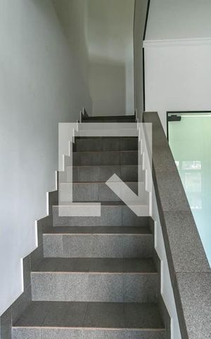 Casa à venda com 114m², 2 quartos e 1 vaga Casa à venda com 114m², 2 quartos e 1 vagaEscada