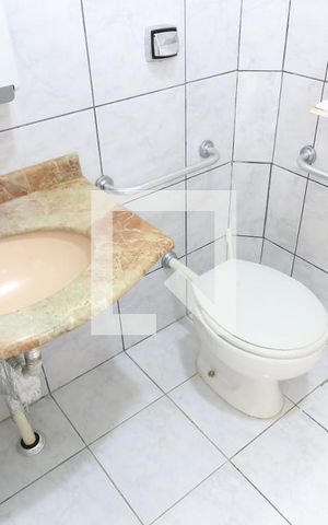 Casa para alugar com 300m², 3 quartos e 5 vagasBanheiro da Edícula