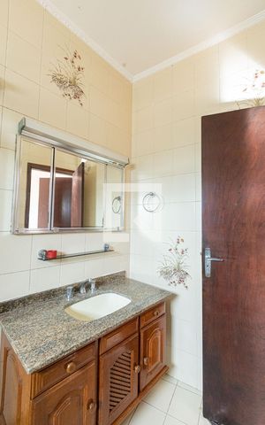 Casa para alugar com 202m², 3 quartos e 2 vagas Casa para alugar com 202m², 3 quartos e 2 vagasBanheiro Suite