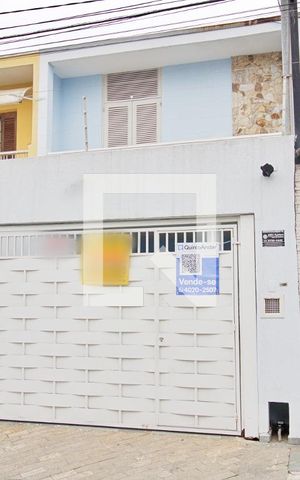 Casa à venda com 180m², 4 quartos e 4 vagas Casa à venda com 180m², 4 quartos e 4 vagasFachada