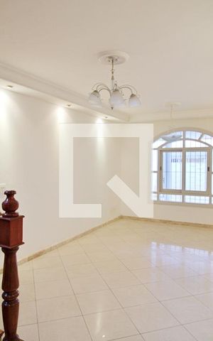 Casa à venda com 180m², 4 quartos e 4 vagas Casa à venda com 180m², 4 quartos e 4 vagasSala