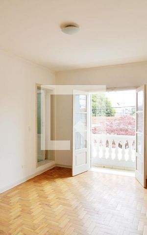 Casa à venda com 180m², 4 quartos e 4 vagas Casa à venda com 180m², 4 quartos e 4 vagasSuíte