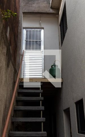 Casa à venda com 120m², 2 quartos e 2 vagas Casa à venda com 120m², 2 quartos e 2 vagasEscada