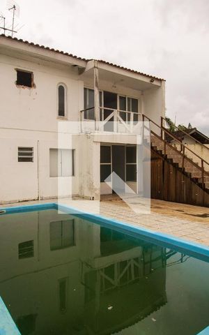 Casa à venda com 140m², 5 quartos e 4 vagas Casa à venda com 140m², 5 quartos e 4 vagasÁrea Externa