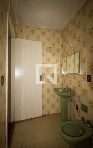 Casa à venda com 140m², 5 quartos e 4 vagas Casa à venda com 140m², 5 quartos e 4 vagasBanheiro da Suíte