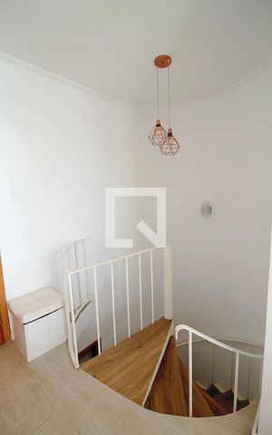 Apartamento à venda com 58m², 1 quarto e 1 vaga Apartamento à venda com 58m², 1 quarto e 1 vagaEscada