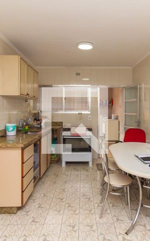 Casa à venda com 247m², 5 quartos e 2 vagas Casa à venda com 247m², 5 quartos e 2 vagasCozinha