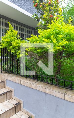 Casa à venda com 247m², 5 quartos e 2 vagas Casa à venda com 247m², 5 quartos e 2 vagasEntrada