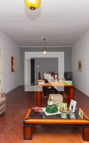 Casa à venda com 247m², 5 quartos e 2 vagas Casa à venda com 247m², 5 quartos e 2 vagasSala