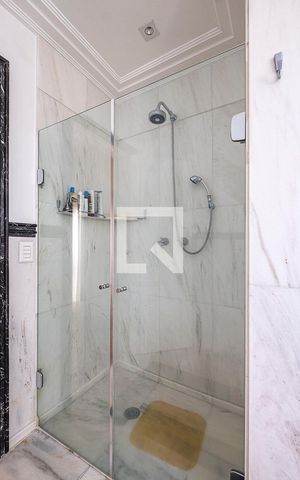 Apartamento à venda com 394m², 4 quartos e 5 vagas Apartamento à venda com 394m², 4 quartos e 5 vagasSuíte 1 - Banheiro