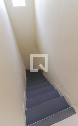 Casa para alugar com 80m², 2 quartos e 2 vagasEscadas