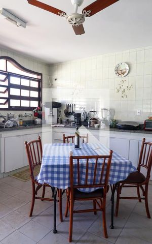 Casa de condomínio à venda com 293m², 5 quartos e 3 vagas Casa de condomínio à venda com 293m², 5 quartos e 3 vagasCozinha