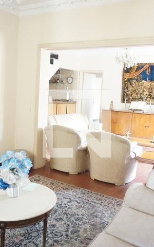Casa à venda com 220m², 4 quartos e 4 vagasSala