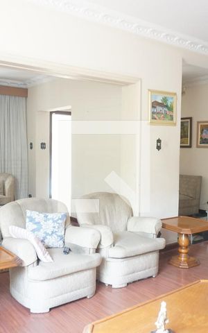 Casa à venda com 220m², 4 quartos e 4 vagasSala