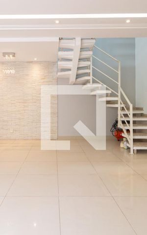 Casa à venda com 240m², 3 quartos e 2 vagasSala