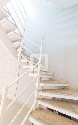 Casa à venda com 240m², 3 quartos e 2 vagasEscada