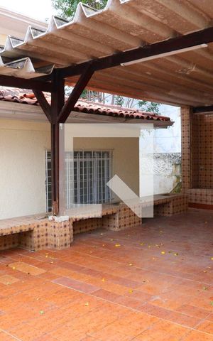 Casa à venda com 420m², 4 quartos e 4 vagas Casa à venda com 420m², 4 quartos e 4 vagasÁrea comum - Churrasqueira