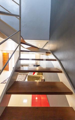 Casa à venda com 130m², 3 quartos e 2 vagasEscada