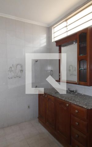 Casa para alugar com 240m², 3 quartos e 5 vagasBanheiro