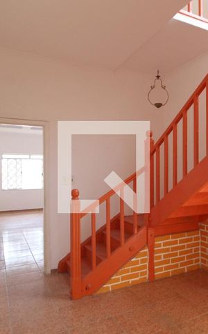 Casa para alugar com 240m², 3 quartos e 5 vagasEscada