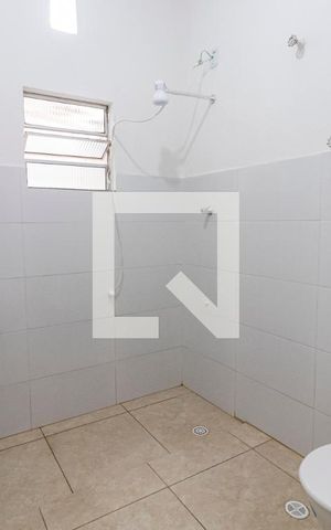 Casa para alugar com 55m², 2 quartos e sem vaga Casa para alugar com 55m², 2 quartos e sem vagaBanheiro