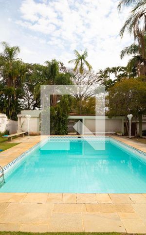 Casa para alugar com 628m², 5 quartos e 7 vagas Casa para alugar com 628m², 5 quartos e 7 vagasQuintal com Piscina