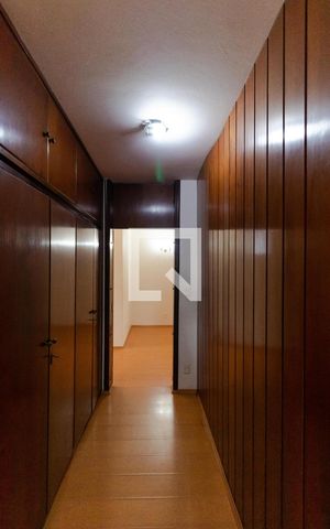 Casa para alugar com 628m², 5 quartos e 7 vagas Casa para alugar com 628m², 5 quartos e 7 vagasCorredor