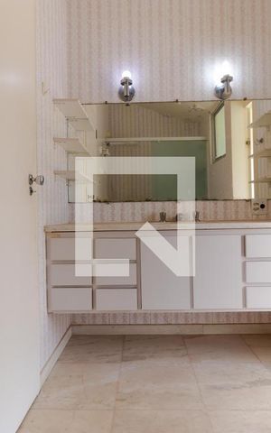 Casa para alugar com 628m², 5 quartos e 7 vagas Casa para alugar com 628m², 5 quartos e 7 vagasBanheiro da Suíte 02