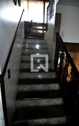 Casa à venda com 269m², 3 quartos e 5 vagasEscada de Acesso ao Segundo Andar