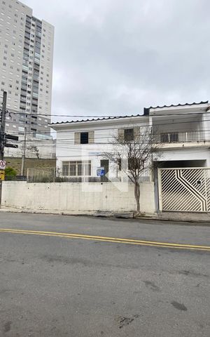 Casa para alugar com 220m², 4 quartos e 2 vagasFachada