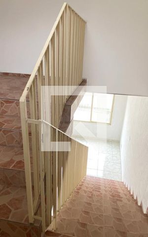 Casa para alugar com 220m², 4 quartos e 2 vagasEscada